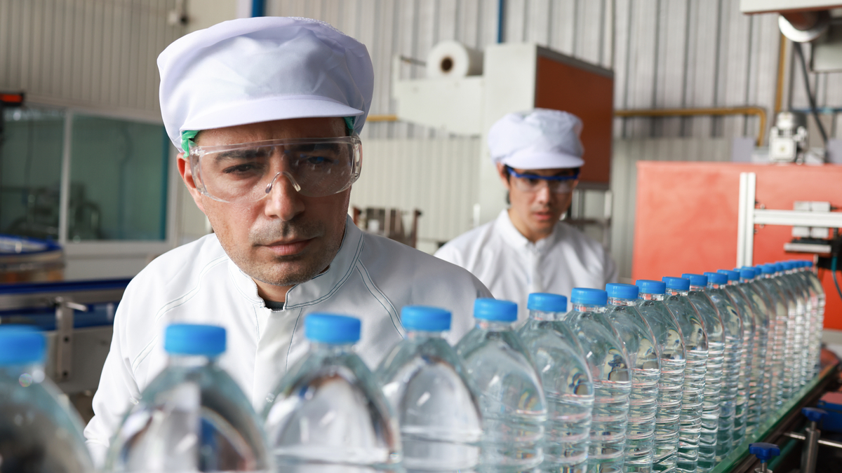 GettyImages-1601867021 Manual inspection beverage