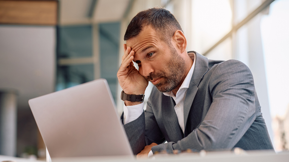 GettyImages-2205405486 Hombre de negocios preocupado
